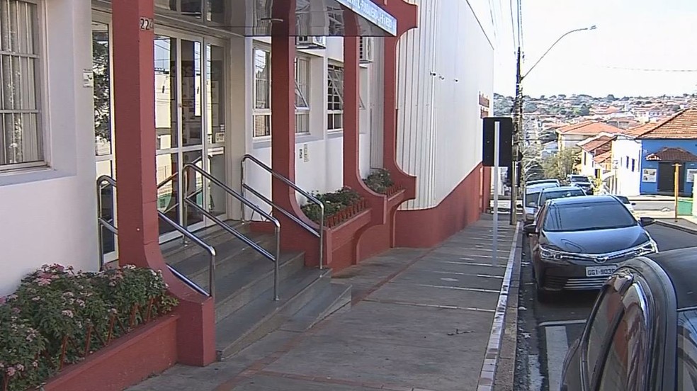 Escola vai definir em reunião de seu conselho o destino da professora que levou o animal para aula aviso prévio — Foto: TV TEM/Reprodução