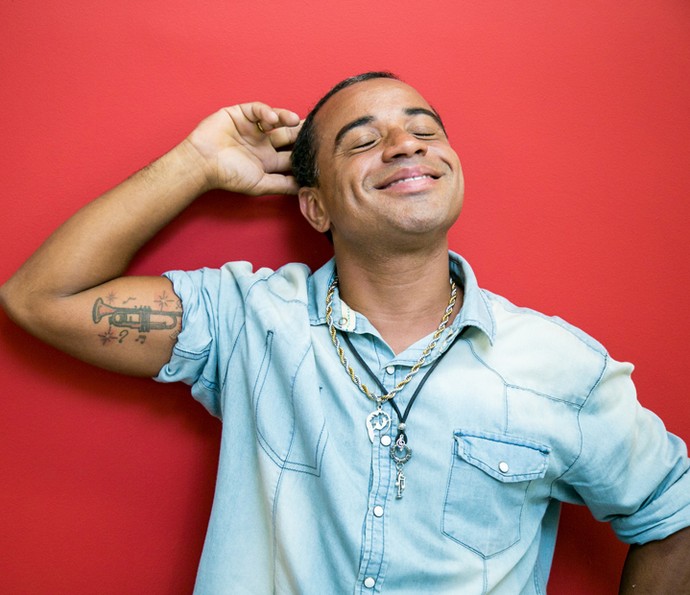 Músico da banda Negra Cor faz pose com sua tattoo de instrumento musical (Foto: Isabella Pinheiro/Gshow)