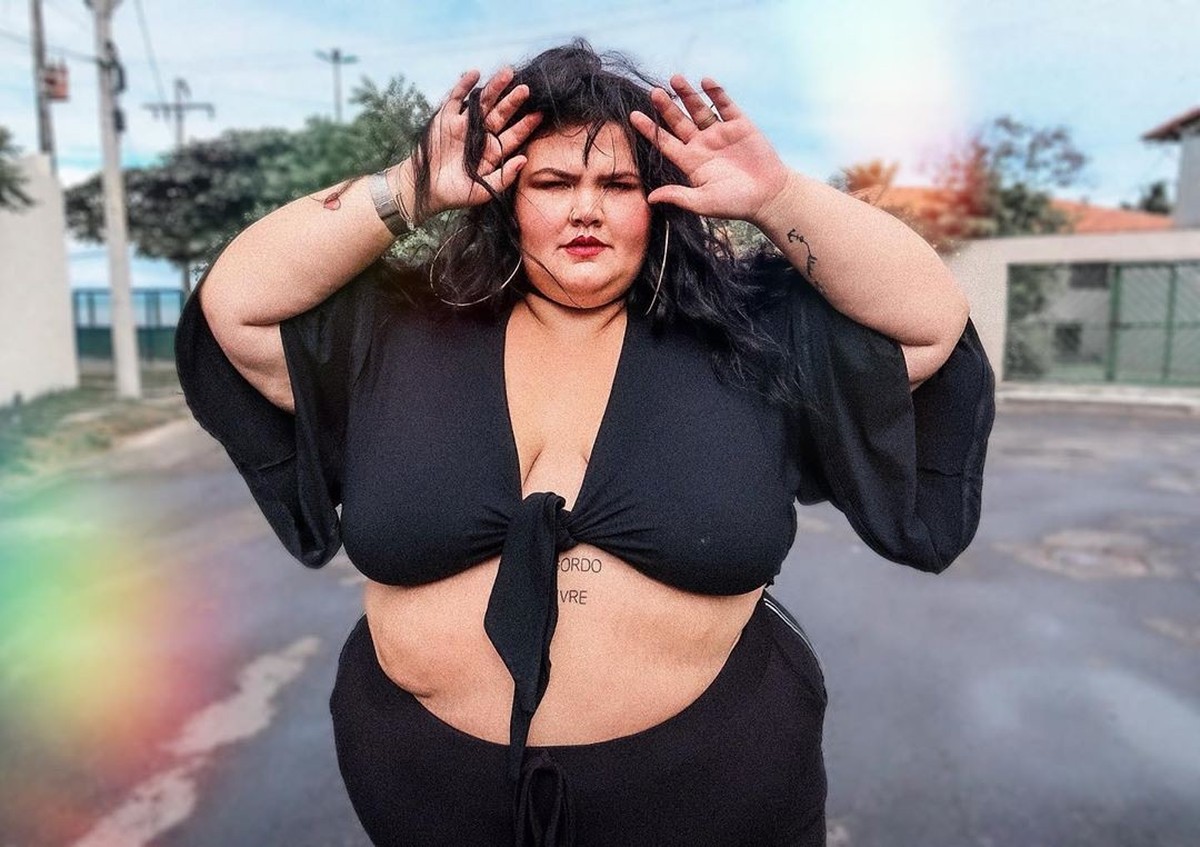 thais-carla-posa-poderosa-corpo-livre-celebridades-glamour