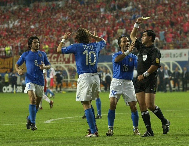 Italianos reclamam com Byron Moreno 2 (Foto: Getty Images)