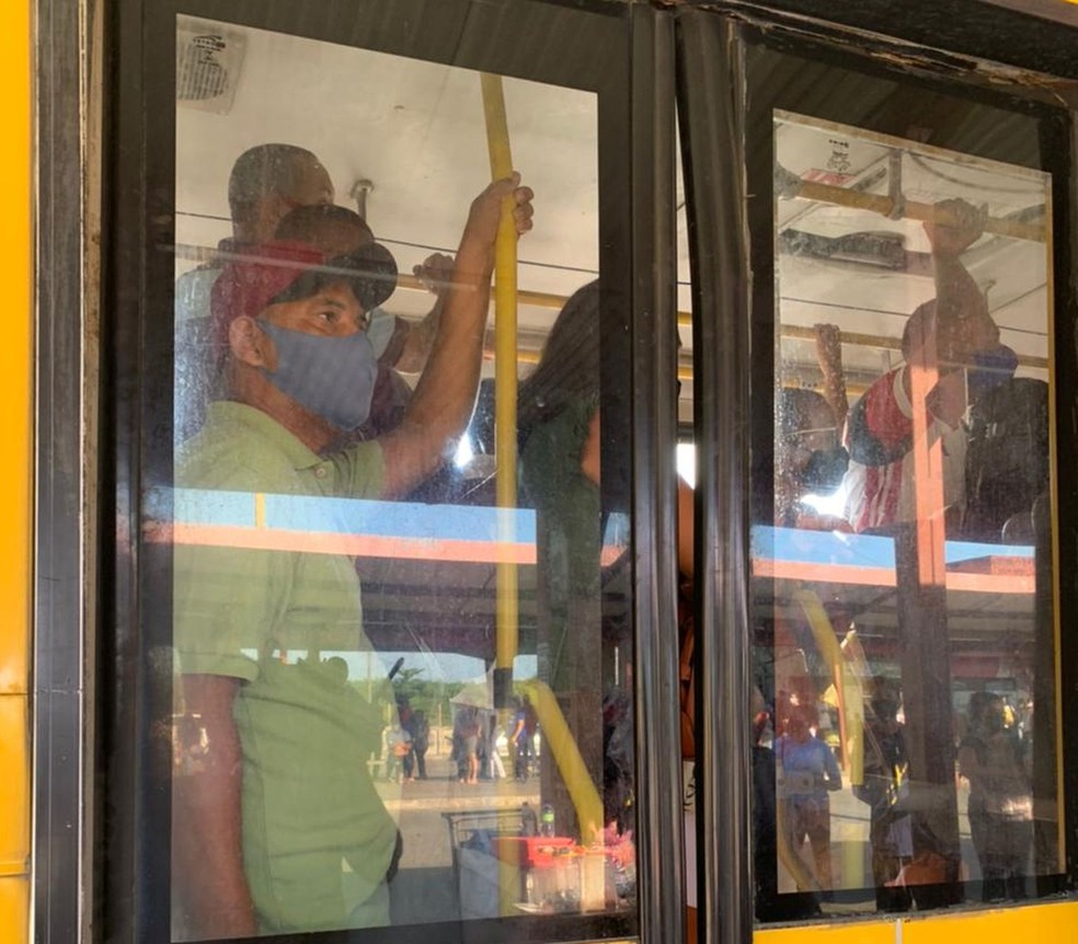 Ônibus cheio saindo do Terminal Leonel Brizola, Zona Oeste da capital, nesta terça (13) — Foto: Kedma Ferr/TV Sergipe