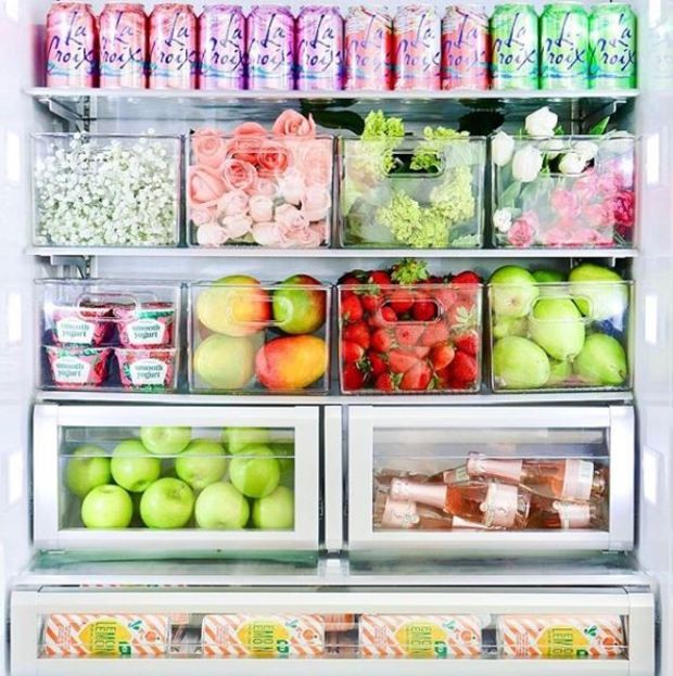 A digital influencer Kristy Wicks mostra seus hábitos alimentares numa geladeira colorida e arrumadíssima (Foto: The Home Edit/Reprodução)