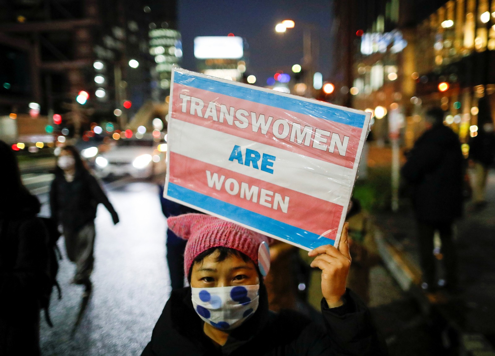 "Mulheres trans são mulheres", diz cartaz de manifestante em marcha por igualdade de gênero e protesto contra a discriminação de gênero, em Tóquio, JapãoREUTERS