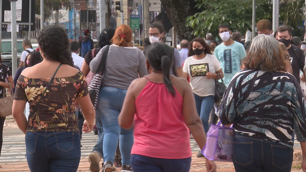 Pessoas usam máscara em rua do DF — Foto: TV Globo/Reprodução 