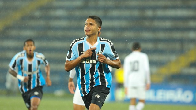 José Guilherme, lateral do Grêmio sub-17
