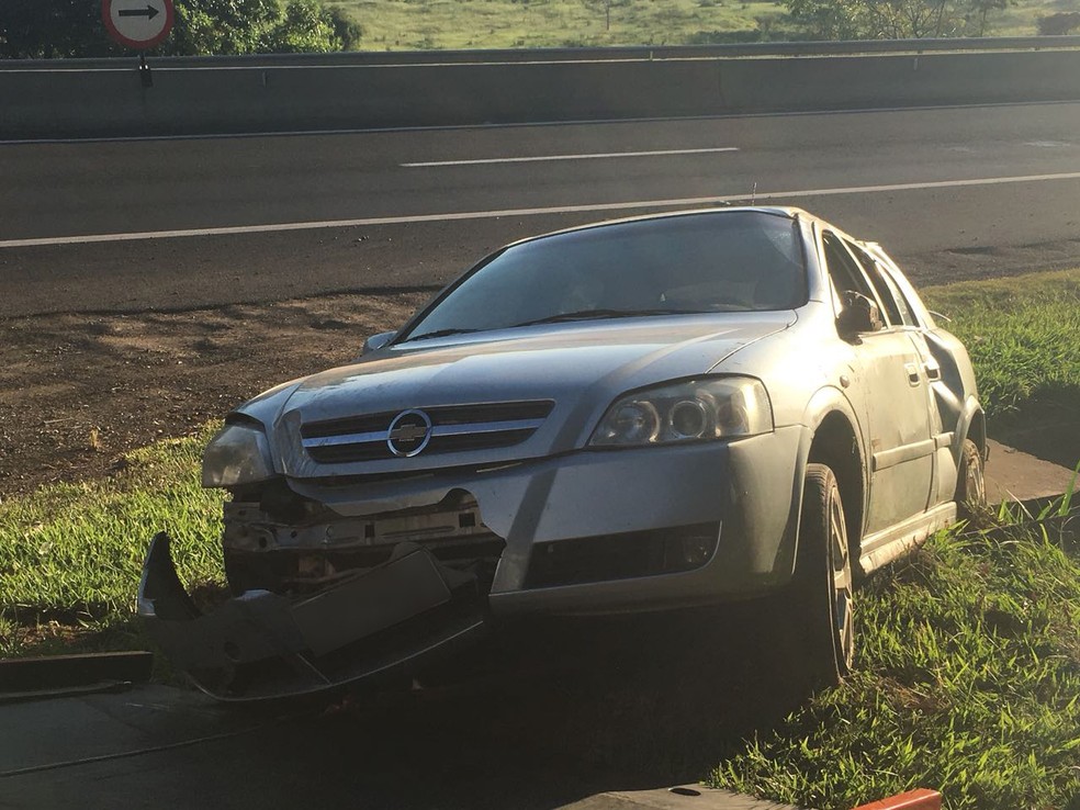 Veículo atingiu uma placa de sinalização na Rodovia Raposo Tavares (SP-270) (Foto: Gabriel Tibaldo/G1)