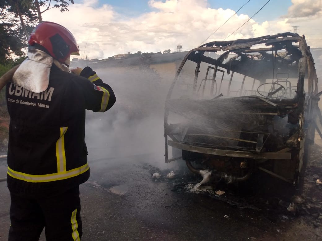Fogo destrói micro-ônibus em Manaus