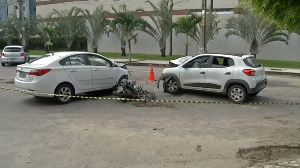 Dupla de criminosos fugiu a pé após acidente no Bairro Cidade 2000, em Fortaleza. — Foto: TV Verdes Mares