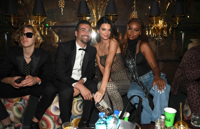LAS VEGAS, NEVADA - JULY 10: (L-R) The Kid LAROI, John Terzian, Kendall Jenner, and Justine Skye attend h.wood Group's grand opening of Delilah at Wynn Las Vegas on July 10, 2021 in Las Vegas, Nevada. (Photo by Denise Truscello/Getty Images for Wynn Las V (Foto: Getty Images for Wynn Las Vegas)