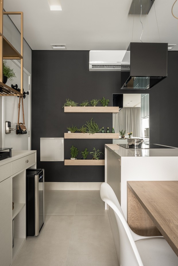 Cozinha é a protagonista em apê de 40 m² com otimização de ambientes (Foto: Henrique Ribeiro)