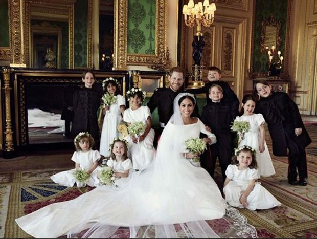 Foto tradicional dos noivos, Meghan e Harry, com os pajens (Foto: Reprodu&ccedil;&atilde;o / Instagram)