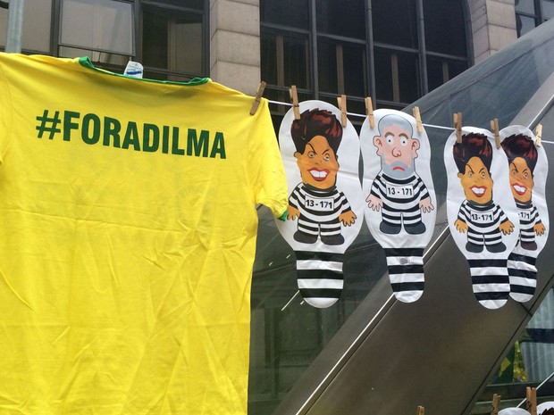 Camisetas e acessórios vendidos na Avenida Paulista, em São Paulo, durante ato para pedir impeachment de Dilma Rousseff (Foto: Gabriela Gonçalves/G1)
