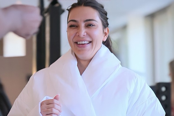 Kim Kardashian is acclaimed to appear with a clean face in The Kardashians (Photo: Playback/Twitter)