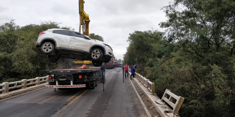 Três mulheres morrem após carro cair de ponte na BR-290, em Caçapava do Sul (Foto: PRF/Divulgação)