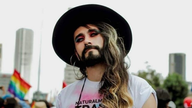 'Fui obrigada a rezar para tirar o demônio': o duro relato de transexual submetida à 'cura gay'