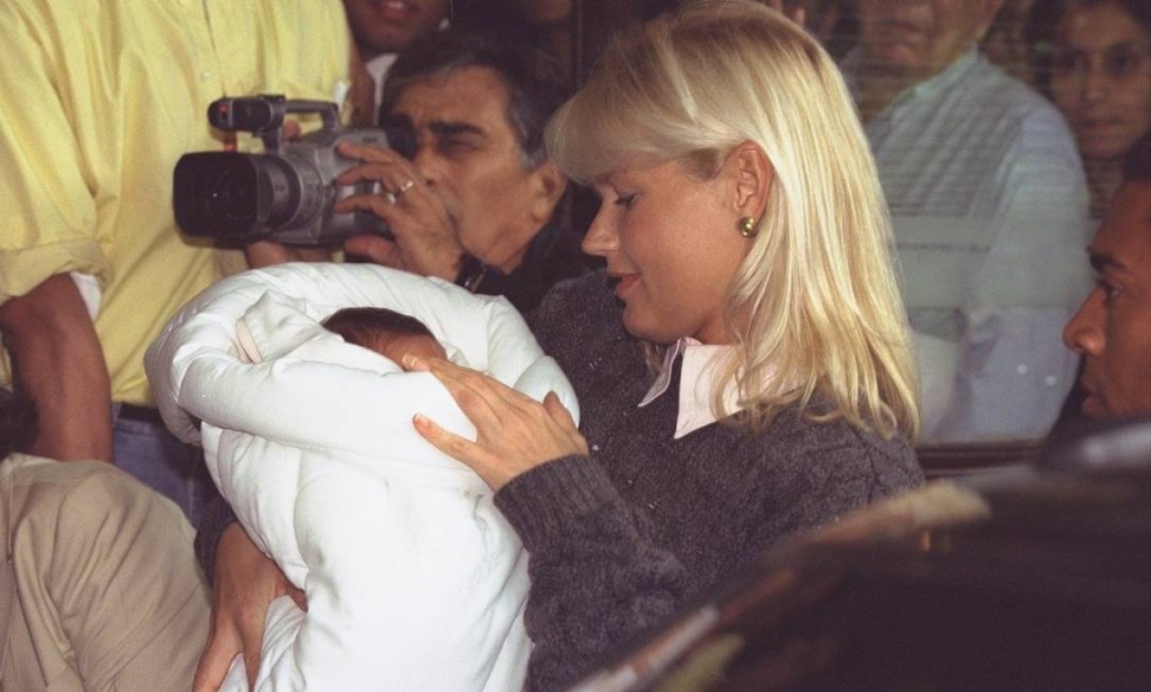 Xuxa deixa a maternidade com a filha, Sasha, em julho de 1998 — Foto: Marcelo Carnaval / Agência O Globo