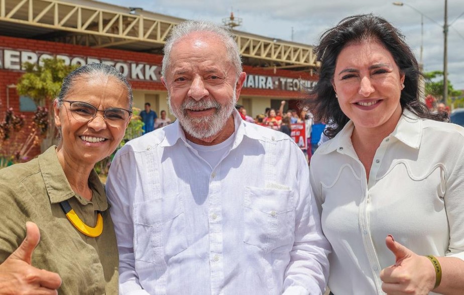 Lula em evento de campanha em Teófilo Otoni (MG) ao lado de Marina Silva (esq.) e Simone Tebet