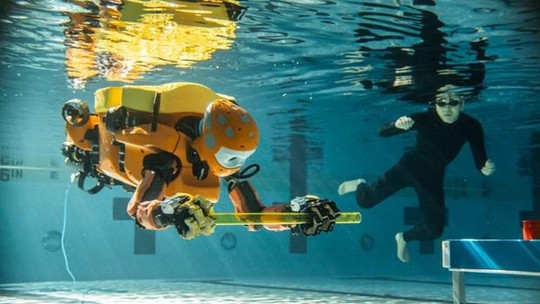 Robô humanoide explora destroços perdidos no fundo do mar