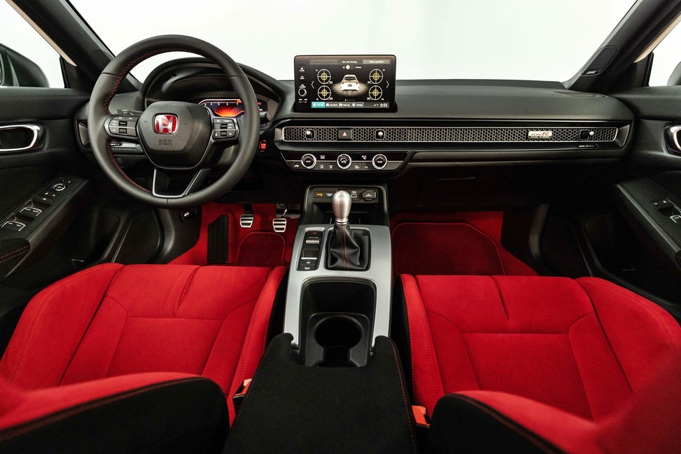 O interior do hatch esportivo é dominado pela cor vermelha  — Foto: Divulgação 