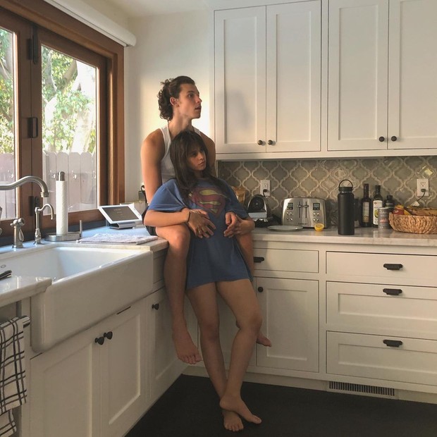 Shawn Mendes mostra momento íntimo com Camila Cabello só de camiseta (Foto: Reprodução/Instagram)