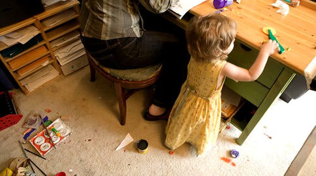 As crianças estranham quando os pais trabalham em casa: saiba como enfrentar isso (Foto: Reprodução)