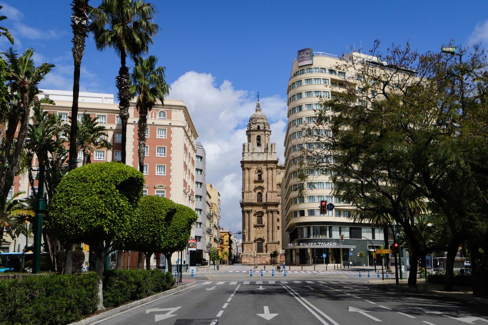 MÁLAGA (Espanha) - Ruas vazias na cidade de Málaga na Espanha, nesta segunda-feira (1º) — Foto: Carlos Arthur/Futura Press/Estadão Conteúdo