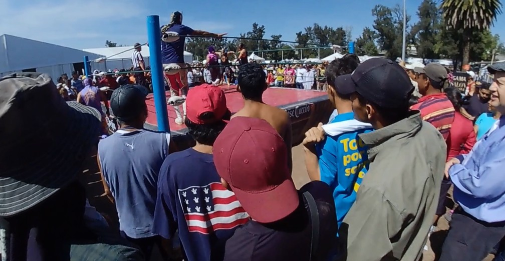 Migrantes de caravana assistem a apresentação de luta livre na Cidade do México — Foto: TV Globo/Reprodução