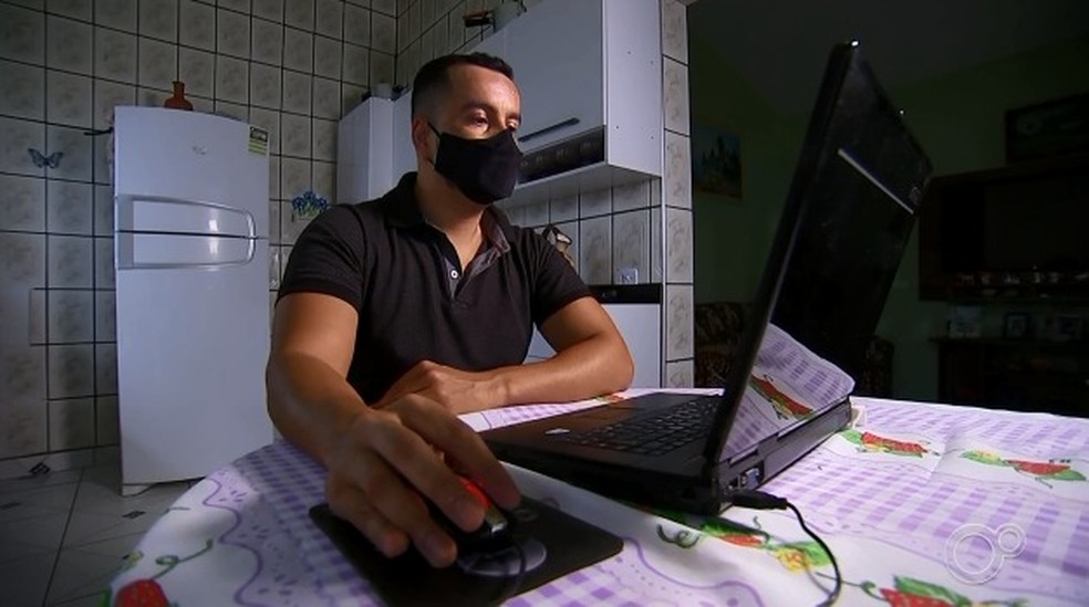 Homem faz campanha para encontrar dono de c&acirc;mera recuperada por morador de rua &mdash; Foto: Reprodu&ccedil;&atilde;o/TV TEM