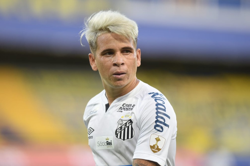 Pendurado, Soteldo corre risco de desfalcar o Santos em eventual final da Libertadores