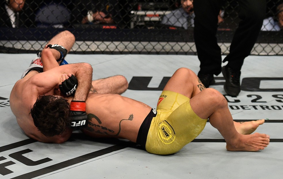 Zabit Magomedsharipov encaixa um triângulo de mão e finaliza Sheymon Moraes no UFC China (Foto: Getty Images)