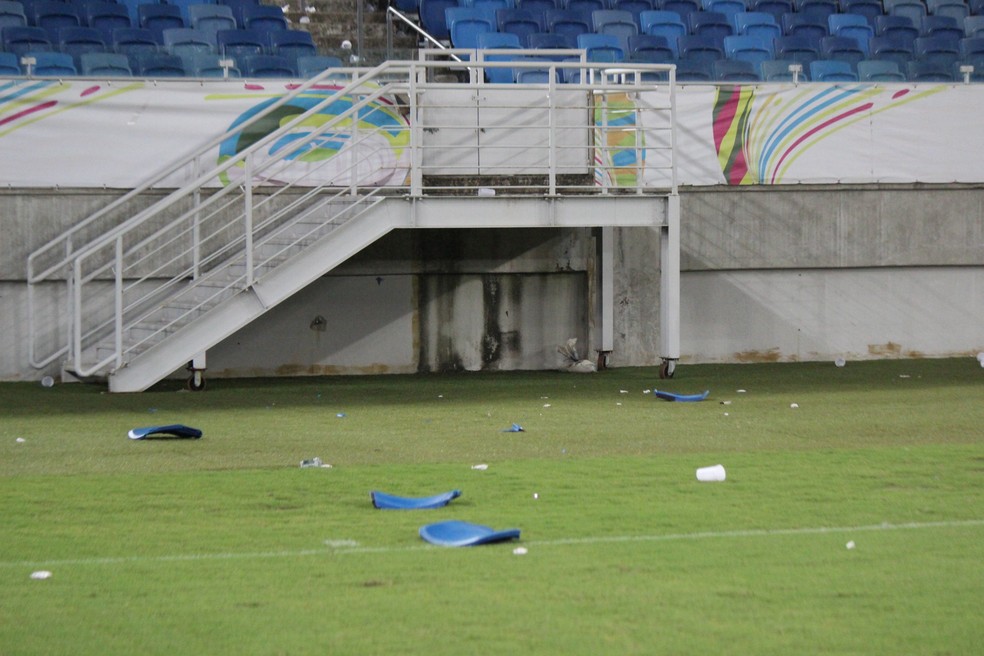 Muitas cadeiras foram quebradas e arremessadas para o campo (Foto: Diego Simonetti/Blog do Major)
