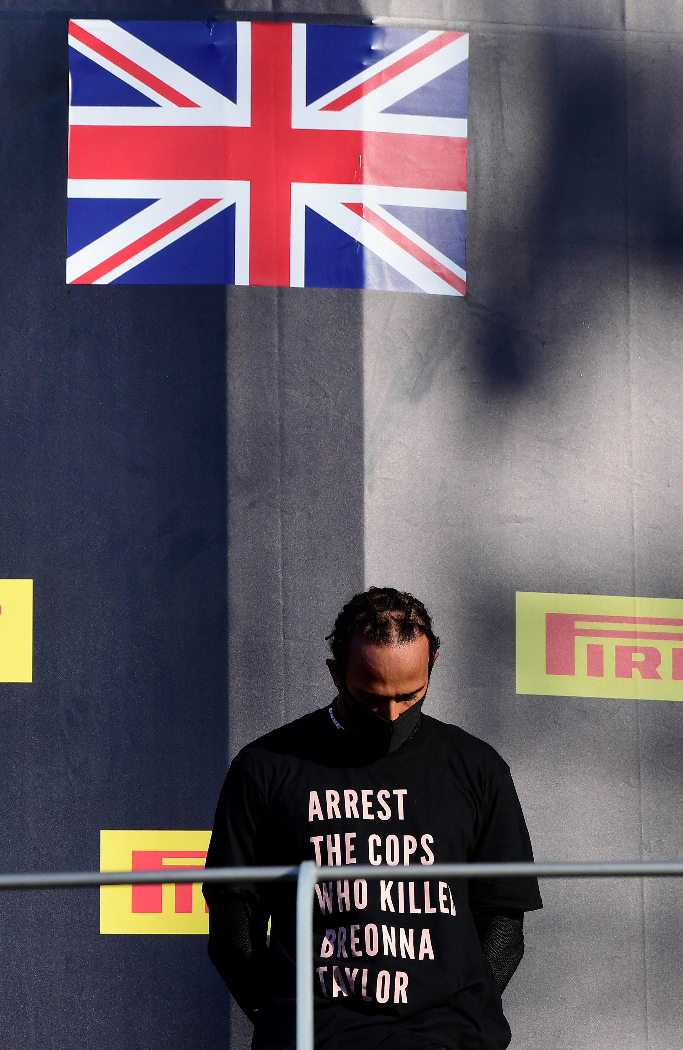 O protesto no GP da Toscana gerou a ira da FIA, que proibiu o uso de camisas com manifestações políticas no pódio (Foto: Getty Images)