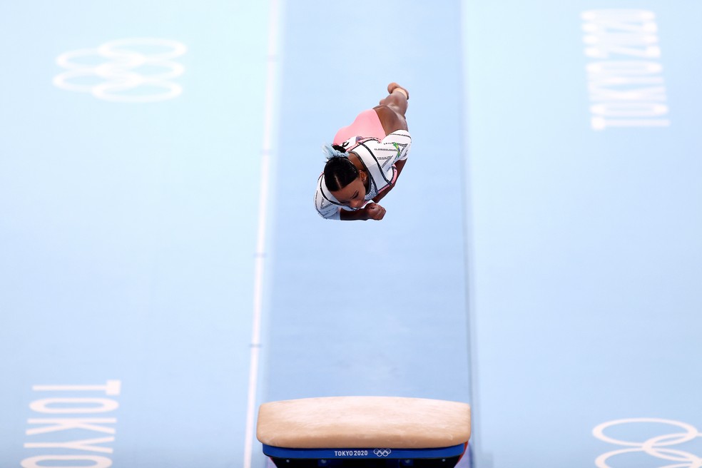 Rebeca Andrade voa no salto que valeu medalha de ouro na ginástica — Foto: Maja Hitij/Getty Images