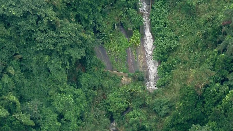 Grande quantidade de água desce na encosta da Avenida Niemeyer na manhã desta quinta (16) — Foto: Reprodução / TV Globo