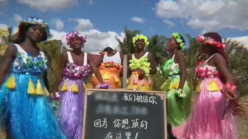 Cena de vídeo em que algumas mulheres dançam com saias coloridas (Foto: BBC News)