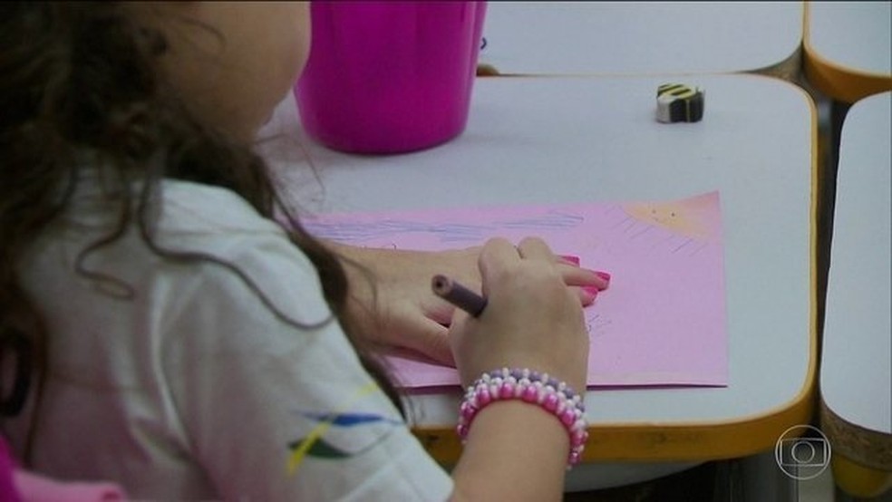 Menina desenha em folha de papel, em imagem de arquivo — Foto: TV Globo/Reprodução
