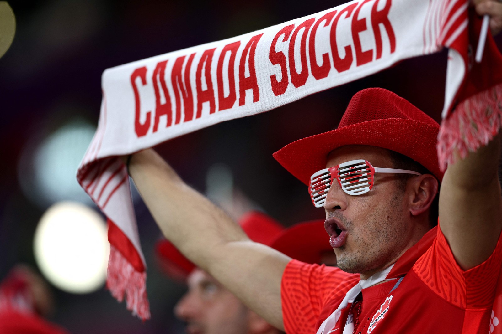 Torcida canadense faz a festa antes da partida contra a Bélgica — Foto: ADRIANO DENNIS/AFP