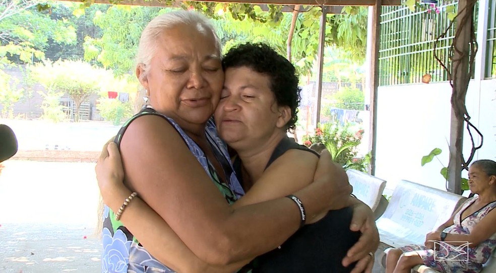 Raimunda Alves cuida da filha, Verônica Alves, que sofre de deficiência mental e foi diagnosticada com câncer — Foto: Reprodução/TV Mirante