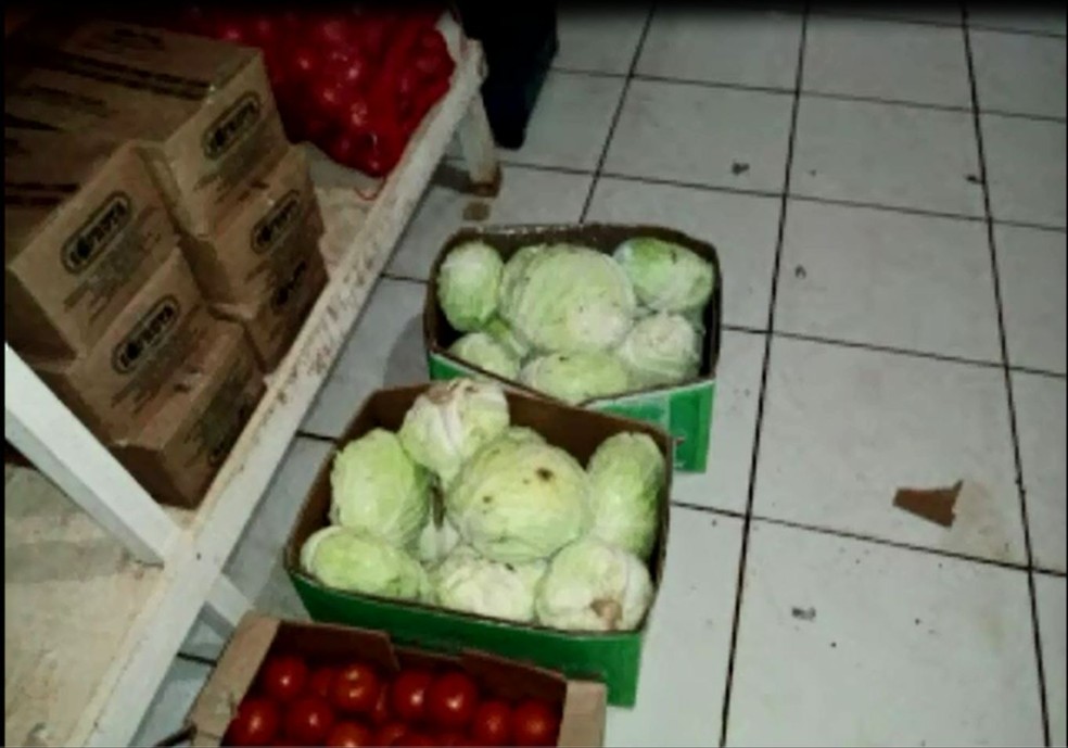 Merenda é transportada por um empresa até um depósito da prefeitura  (Foto: Reprodução)