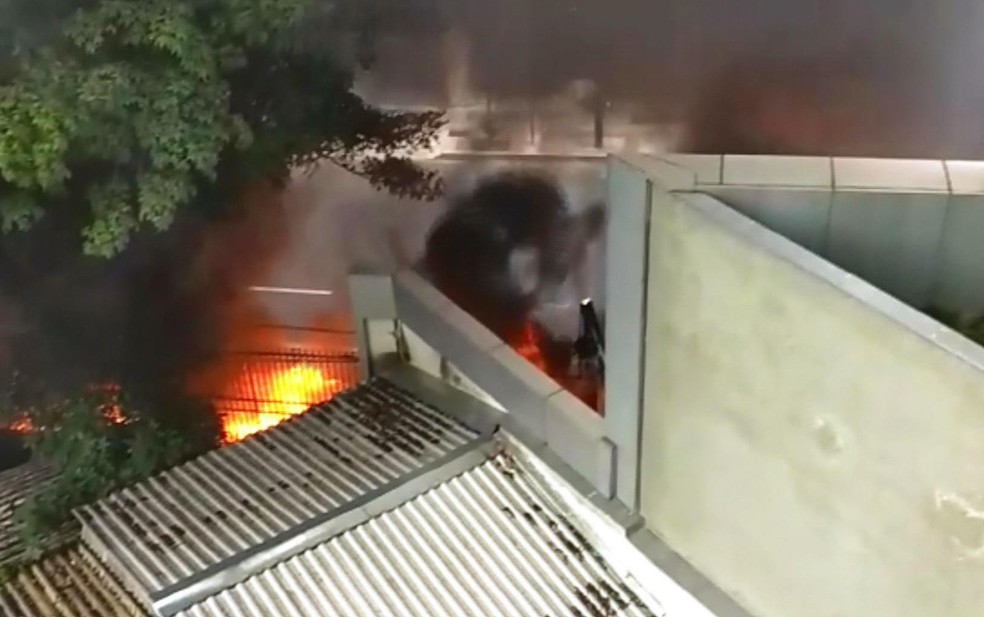 Fogo atinge carro no bairro de Lourdes, na Região Centro-Sul da capital mineira (Foto: Reprodução/Internet)