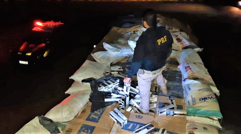 Cigarros apreendidos pela PRF na BR-122, em Urandi, na Bahia — Foto: PRF/ Divulgação