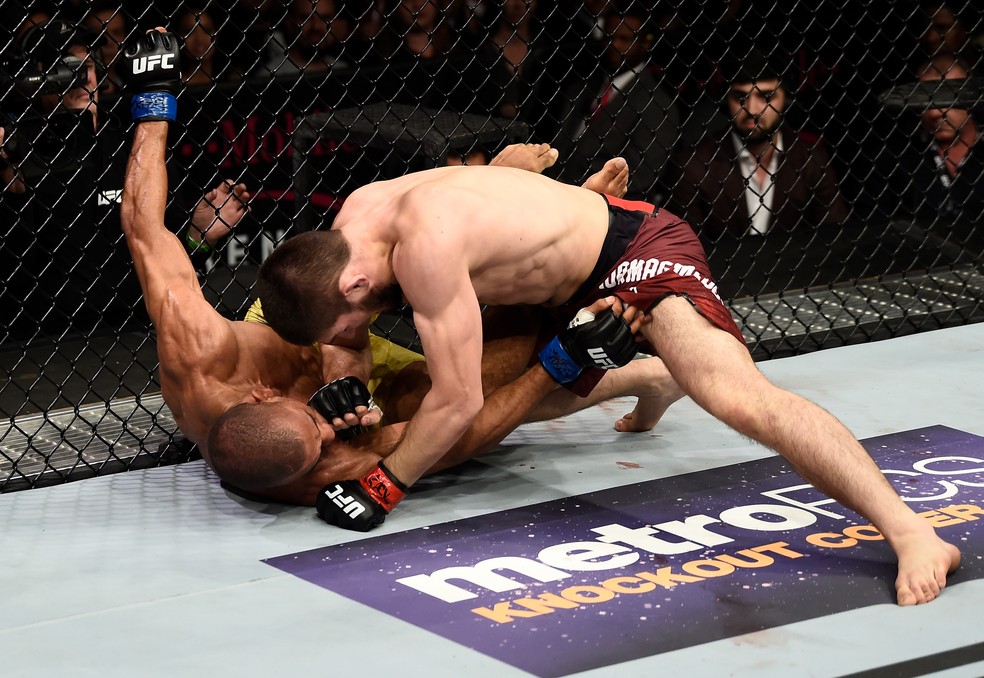Khabib Nurmagomedov não deu espaço para Edson Barboza no co-evento principal do UFC 219 (Foto: Getty Images)