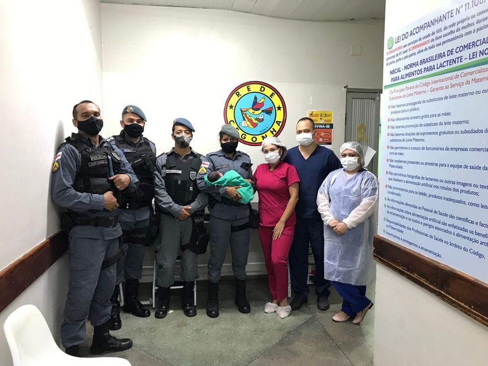 Recém-nascido foi levado por policiais para maternidade em Manaus. — Foto: Divulgação/Polícia Militar