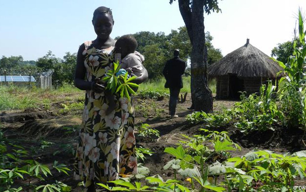 Refugiados do Sudão do Sul em Uganda: migrantes recebem terras para cultivar (Foto: DW/D. Pelz)