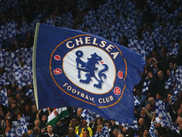 Torcida invade, City bate Chelsea e levanta troféu da Premier League