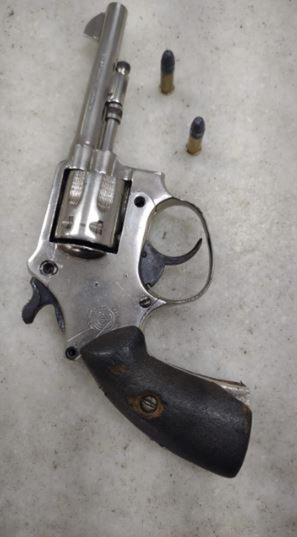Revólver com munições usado por homem em tentativa de roubo no Centro de Campinas — Foto: Guarda Municipal de Campinas