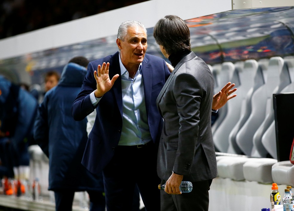 Tite cumprimenta Joachim Löw no amistoso com Alemanha (Foto: Wolfgang Rattay/Reuters)