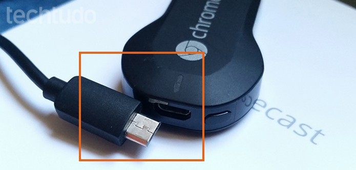 Conecte a ponta do cabo microUSB no Chromecast (Foto: Barbara Mannara/TechTudo)