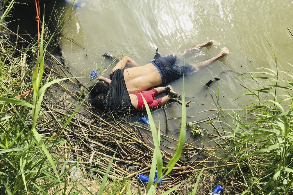 Óscar Ramírez e a filha, Angie Valeria, morreram afogados quando tentavam cruzar rio na fronteira entre México e Estados Unidos — Foto: Julia Le Duc/AP