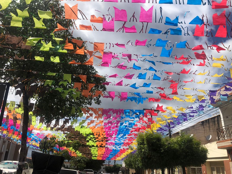 Rua enfeitada com bandeirinhas para a festa do Pau da Bandeira, em Barbalha — Foto: Patrícia Silva/TV Verdes Mares